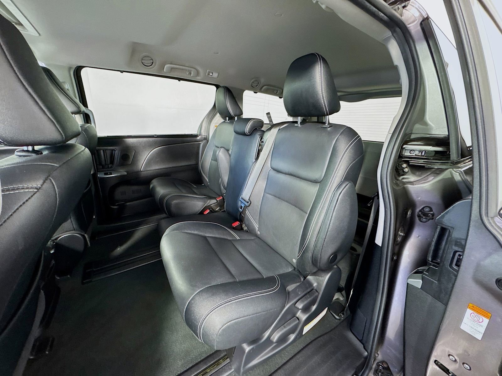 Used 2020 Toyota Sienna SE w/ SE Preferred Package FWD image 13