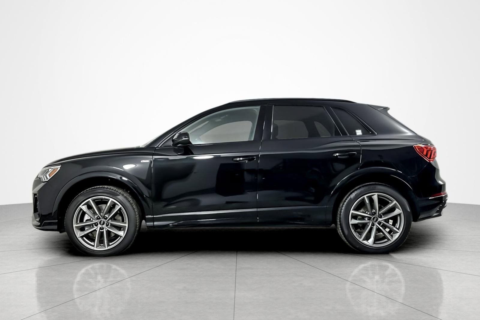 Used 2025 Audi Q3 2.0T Premium w/ Convenience Package image 2