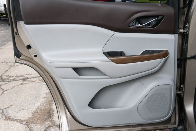 Used 2023 GMC Acadia SLE w/ Driver Convenience Package image 13