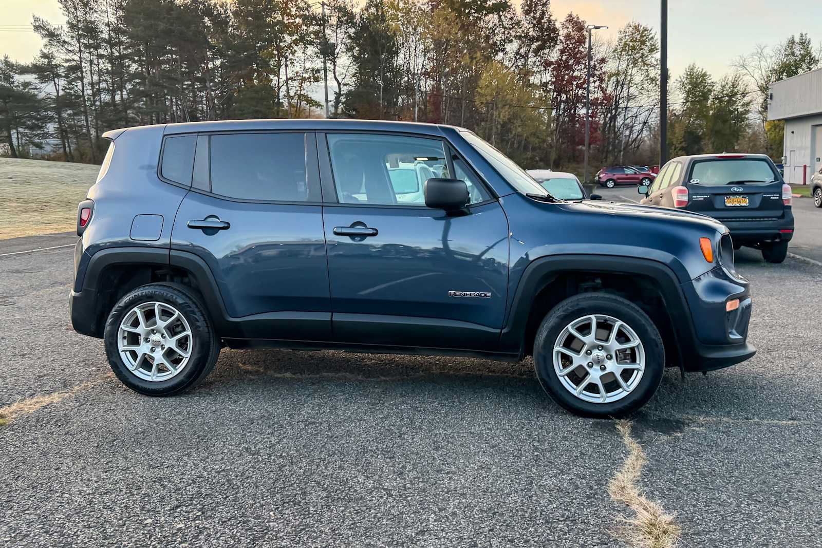 Used 2023 Jeep Renegade Latitude AWD/4WD image 2