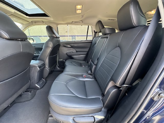 Used 2021 Toyota Highlander XLE AWD/4WD image 30