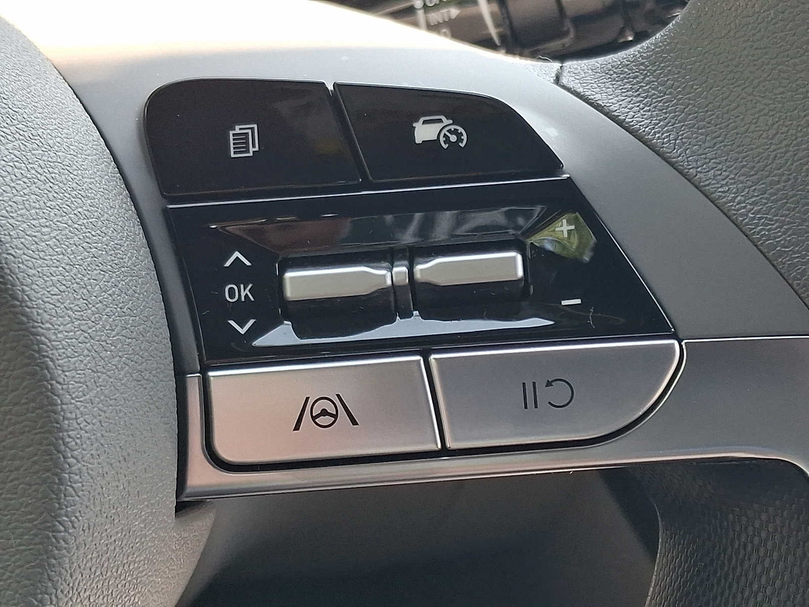 Used 2024 Hyundai Elantra SEL FWD image 22