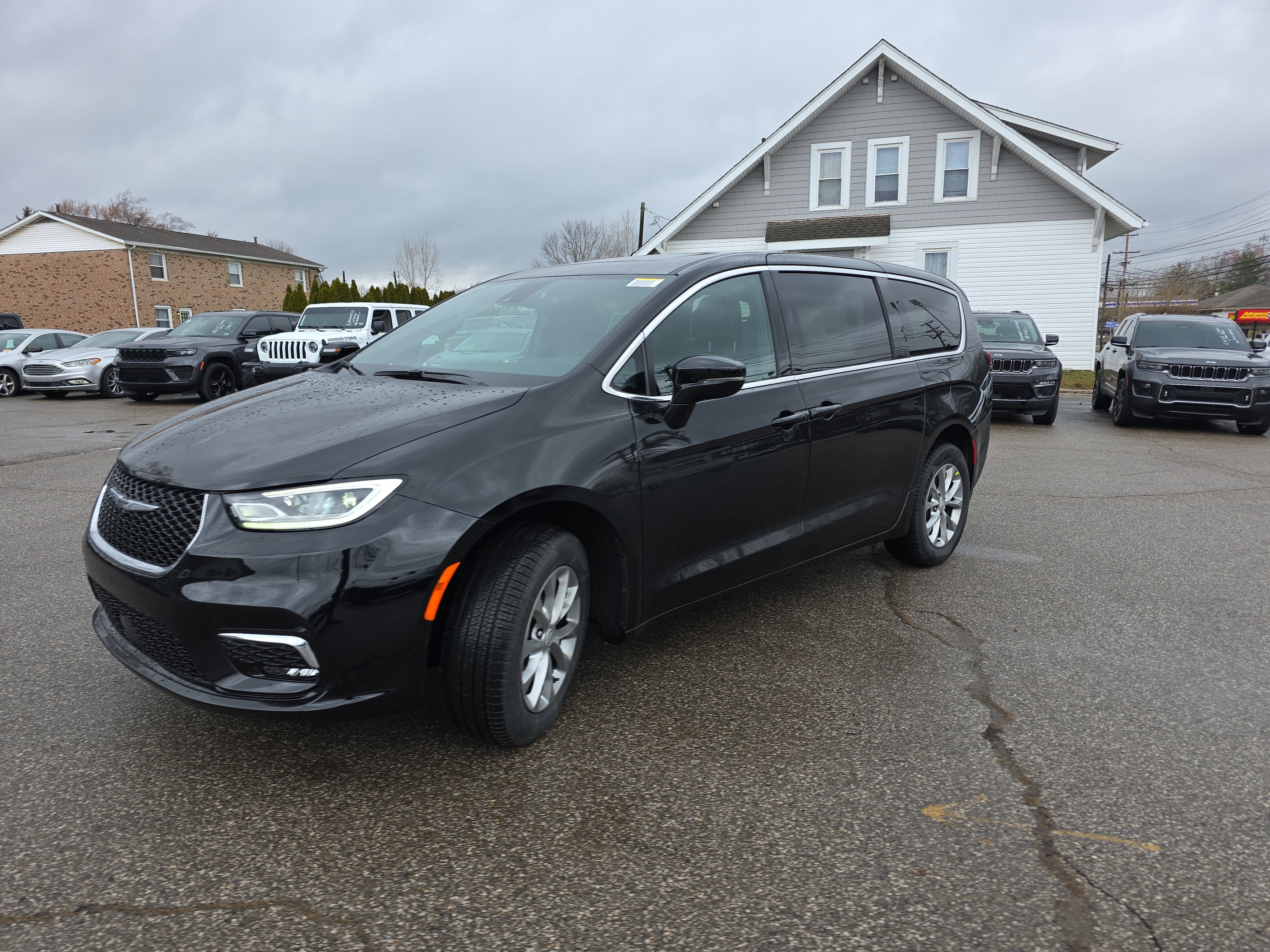 New 2026 Chrysler Pacifica Select AWD/4WD image 19
