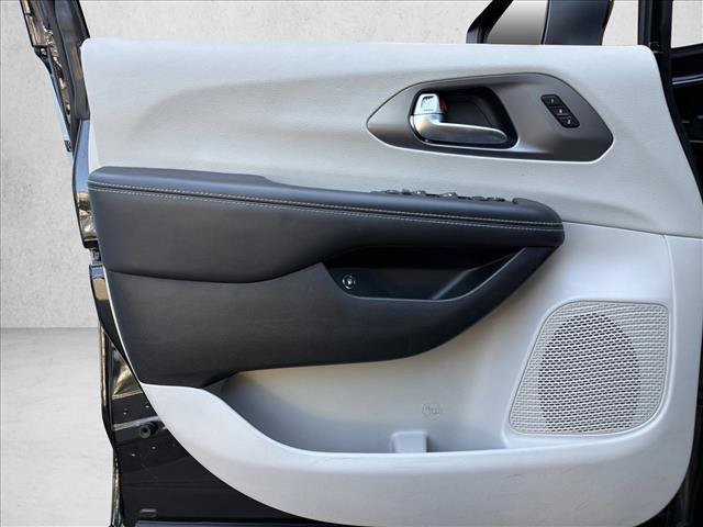 Used 2023 Chrysler Pacifica Touring-L FWD image 13