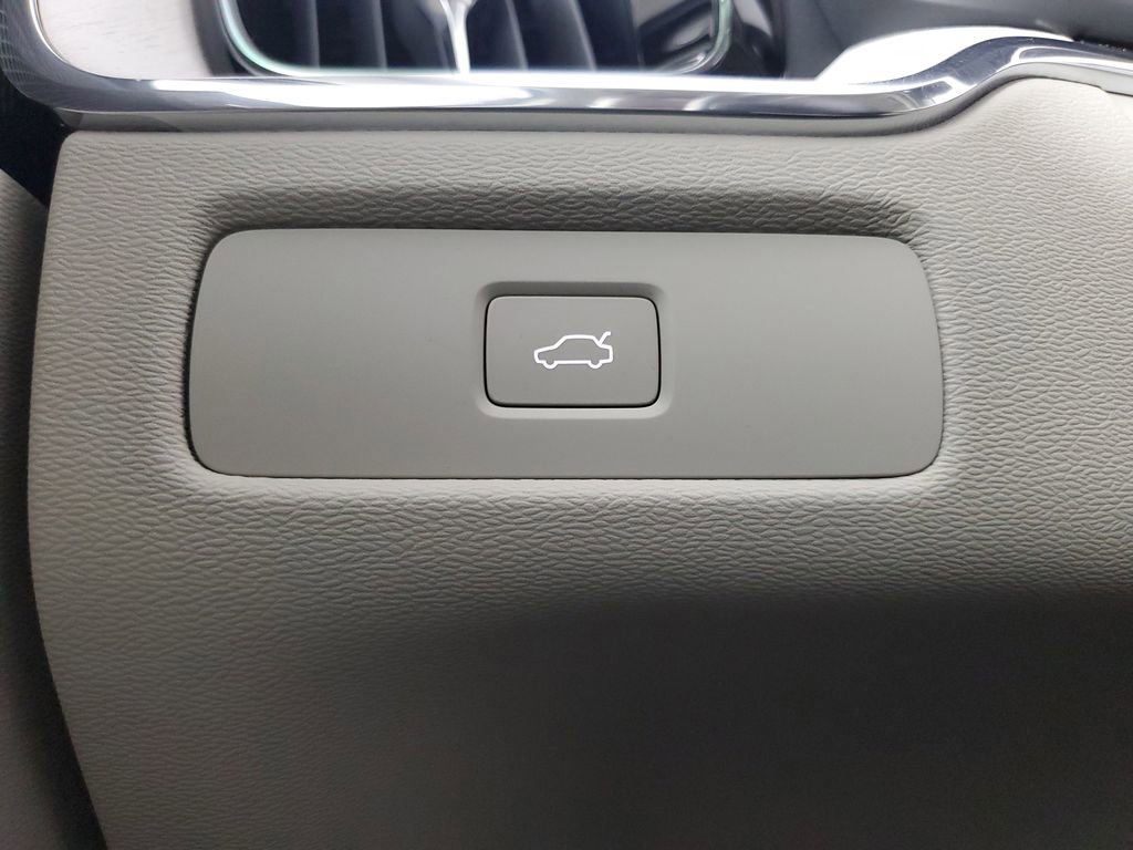 Certified 2026 Volvo XC60 B5 Ultra w/ Climate Package AWD/4WD image 37