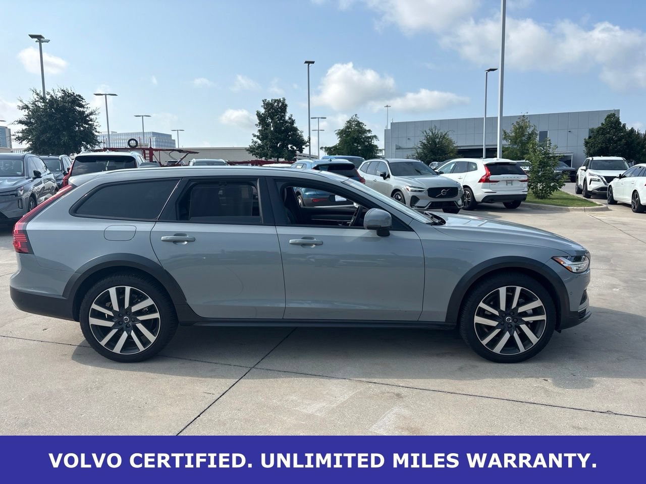 Certified 2025 Volvo V90 B6 Cross Country Ultra AWD/4WD image 4