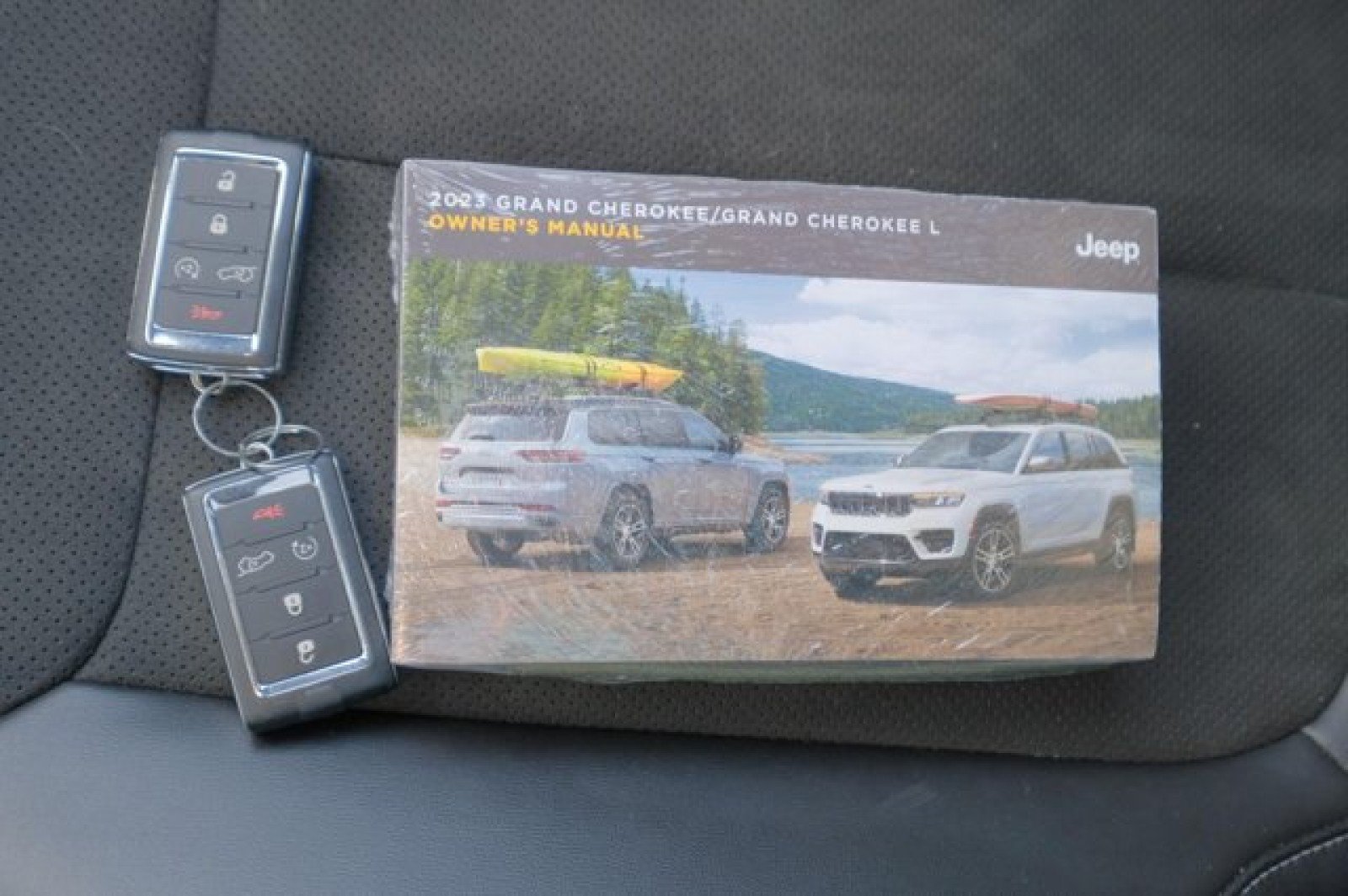 Used 2023 Jeep Grand Cherokee Altitude AWD/4WD image 23