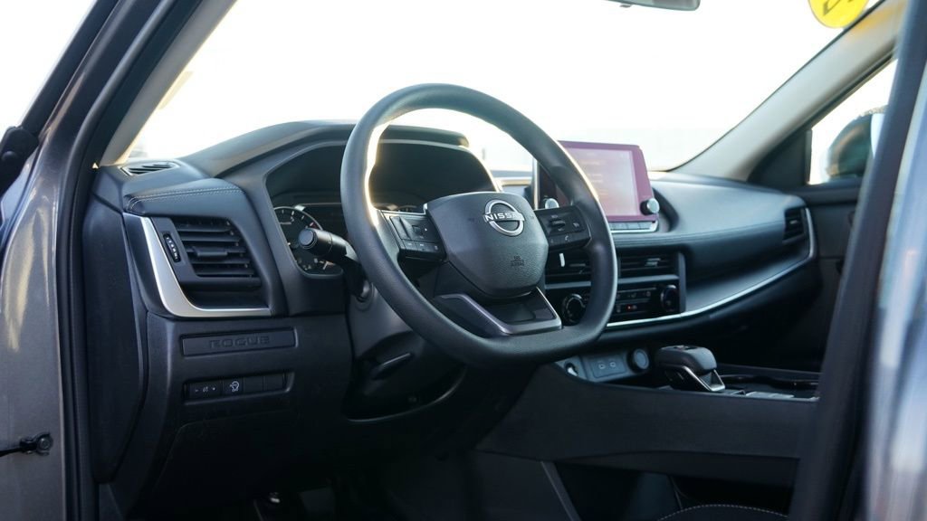 Used 2025 Nissan Rogue S image 11
