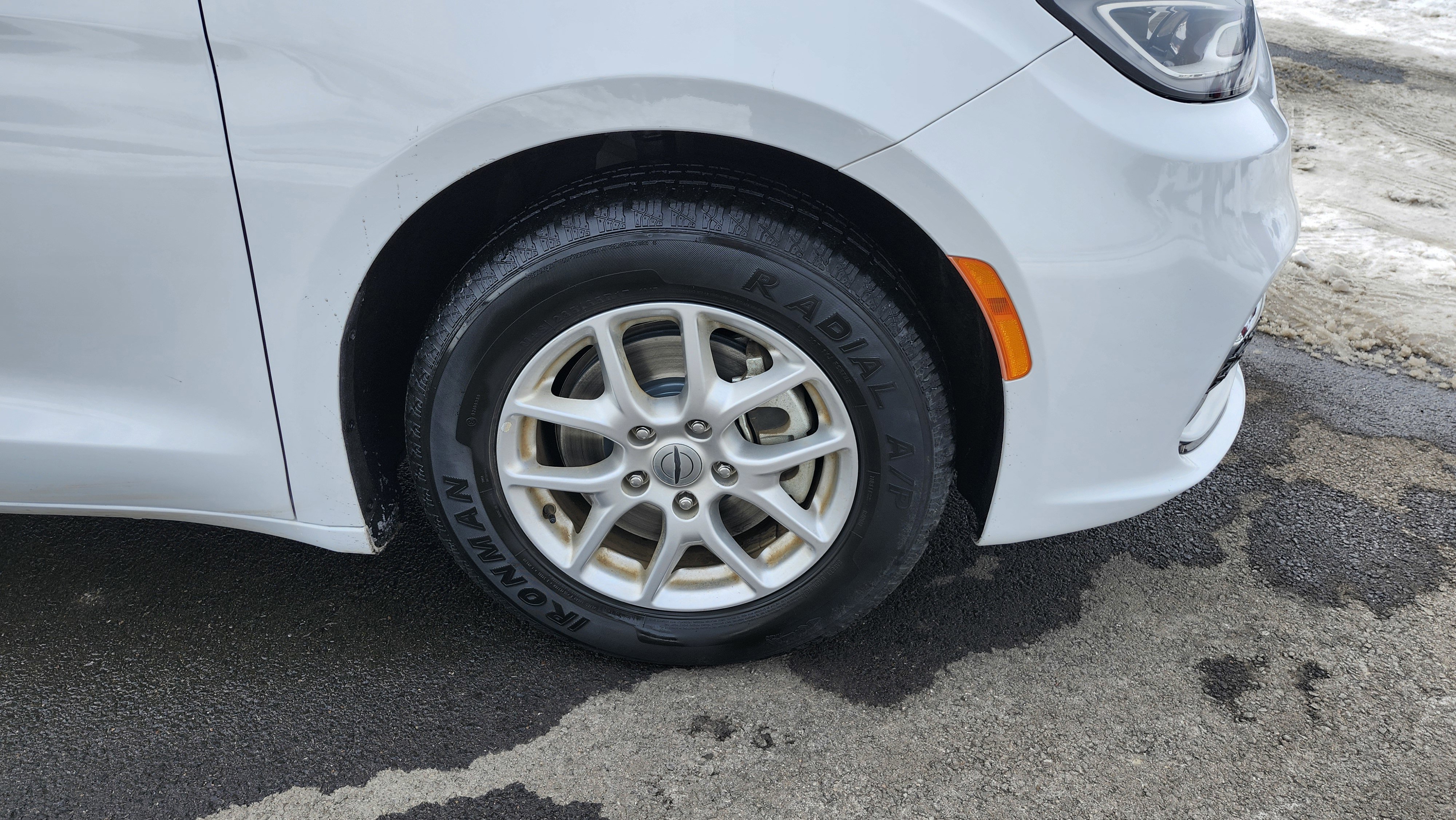 Used 2023 Chrysler Pacifica Touring-L image 9