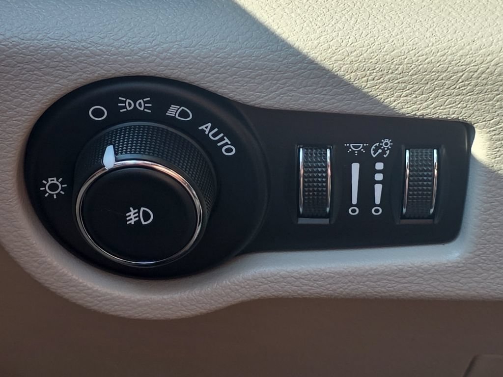 Used 2017 Chrysler Pacifica Touring-L FWD image 25