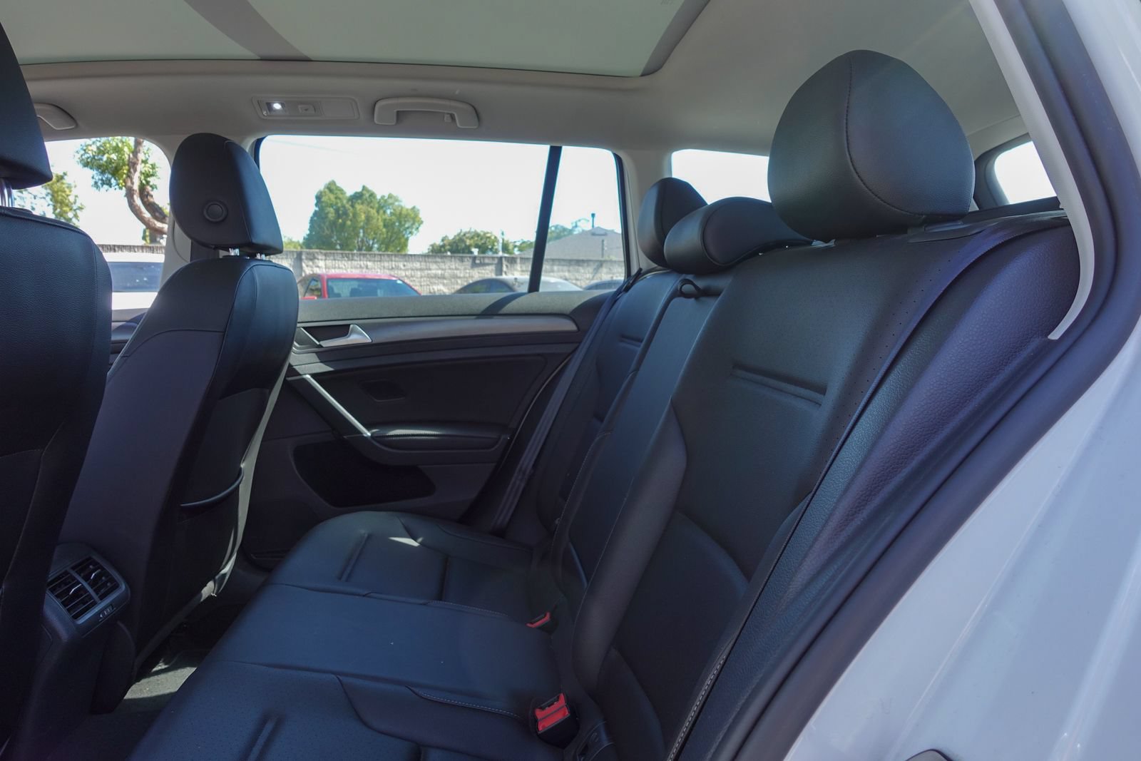 Used 2019 Volkswagen Golf SE FWD image 12