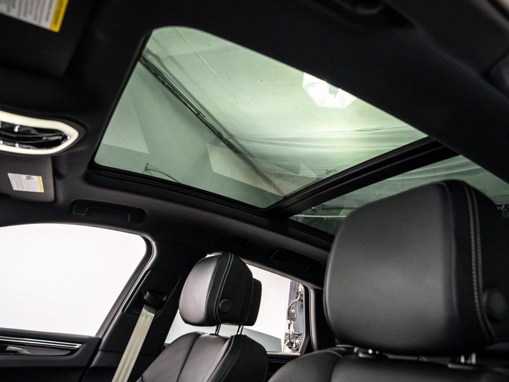 Certified 2025 Porsche Macan image 27