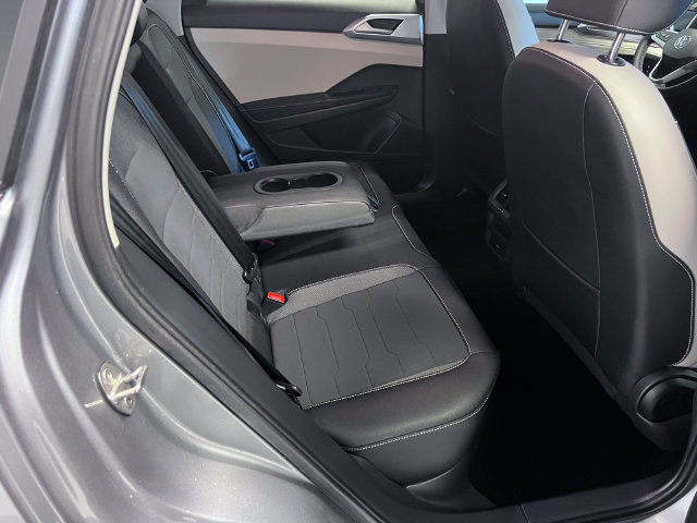 Certified 2025 Volkswagen Taos SE FWD image 12
