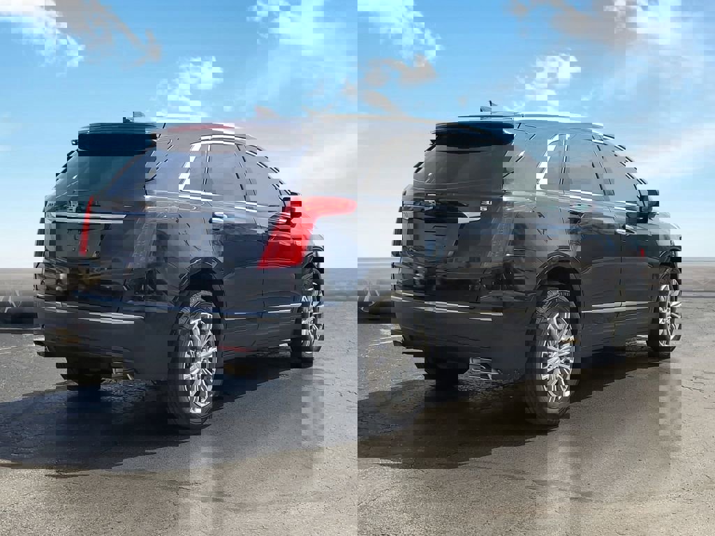 Used 2017 Cadillac XT5 Luxury w/ Driver Awareness Package FWD image 4