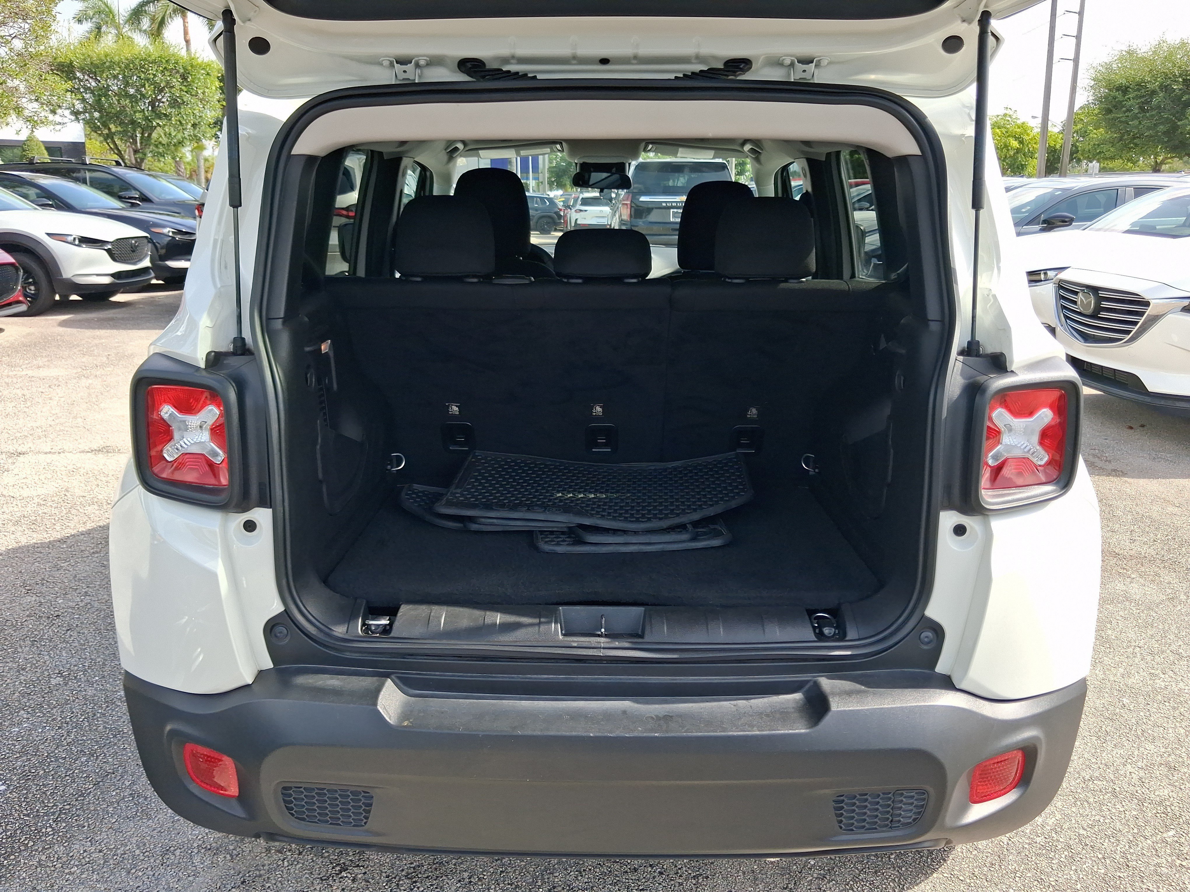 Used 2023 Jeep Renegade Latitude AWD/4WD image 5