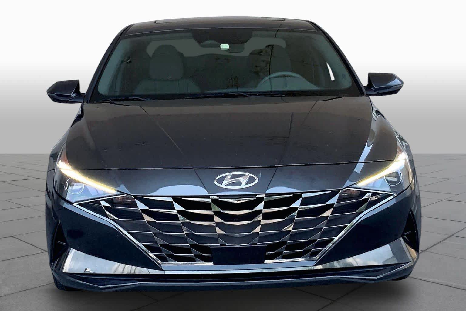 Used 2022 Hyundai Elantra SEL w/ Convenience + Premium Package FWD image 4