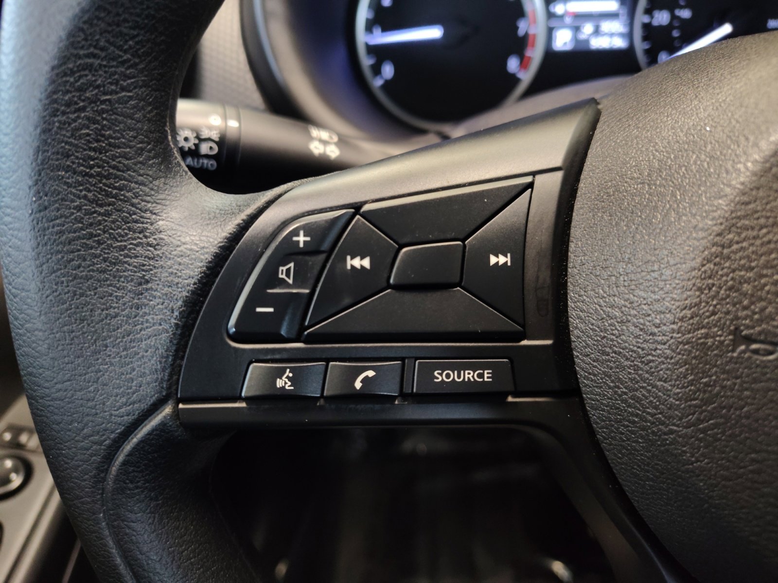 Certified 2025 Nissan Kicks Play S FWD image 4