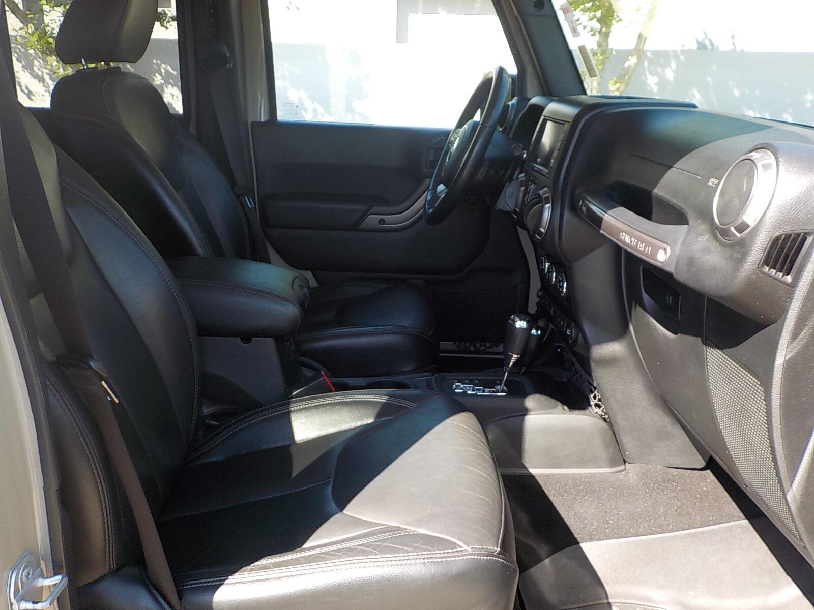 Used 2018 Jeep Wrangler Unlimited Sahara AWD/4WD image 9