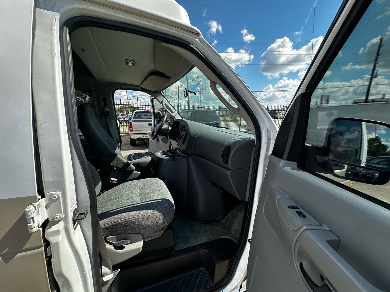Used 2004 Ford E-250 and Econoline 250 Extended RWD image 65
