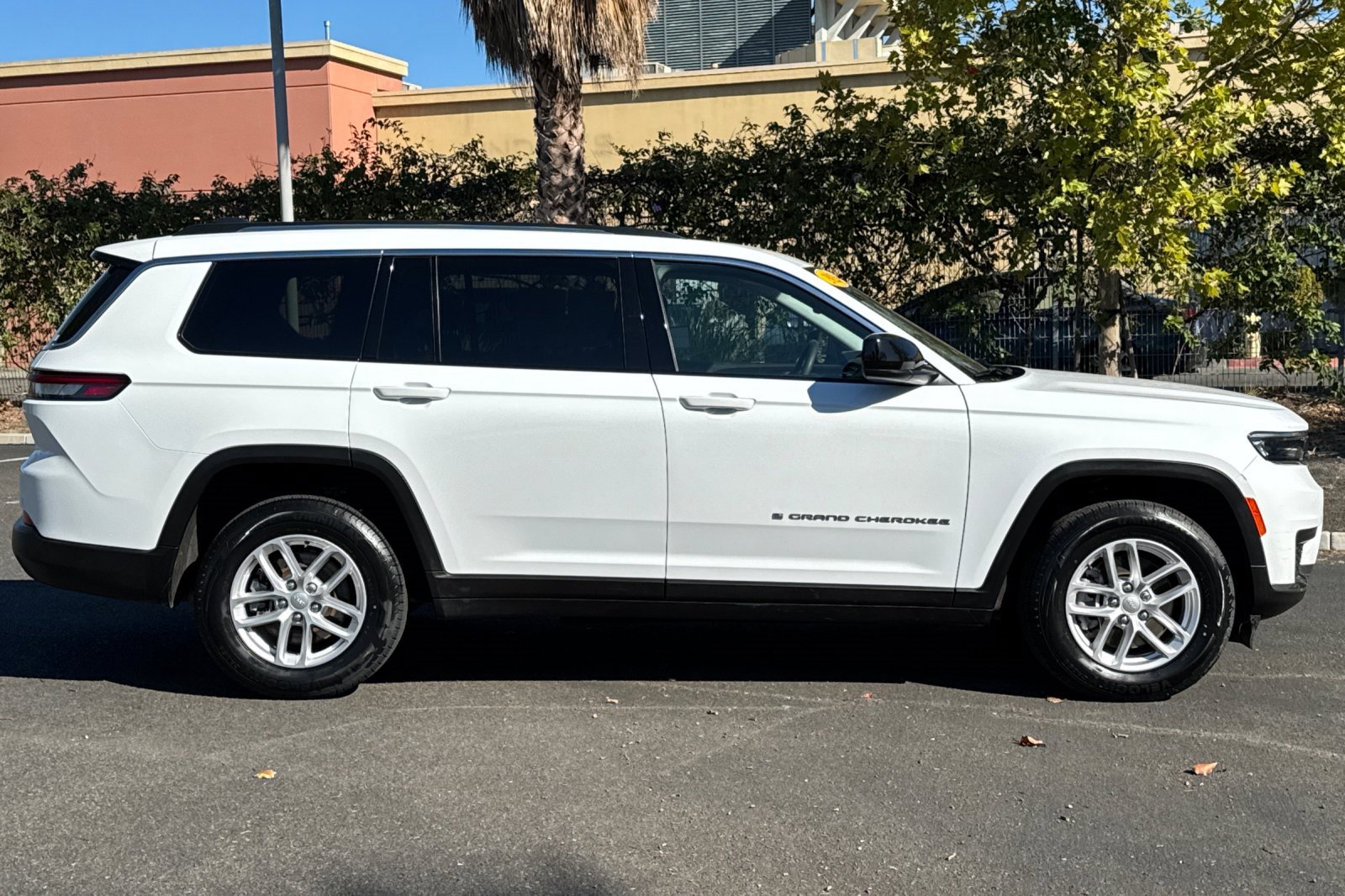 Used 2023 Jeep Grand Cherokee L Laredo image 3