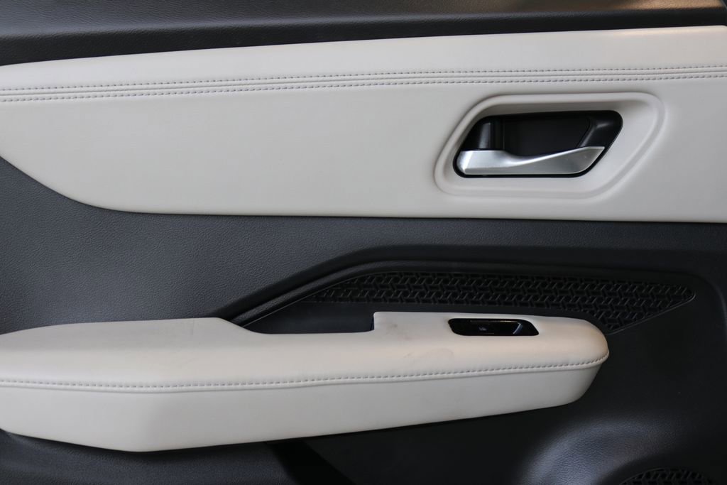 Used 2023 Nissan Ariya AWD image 23