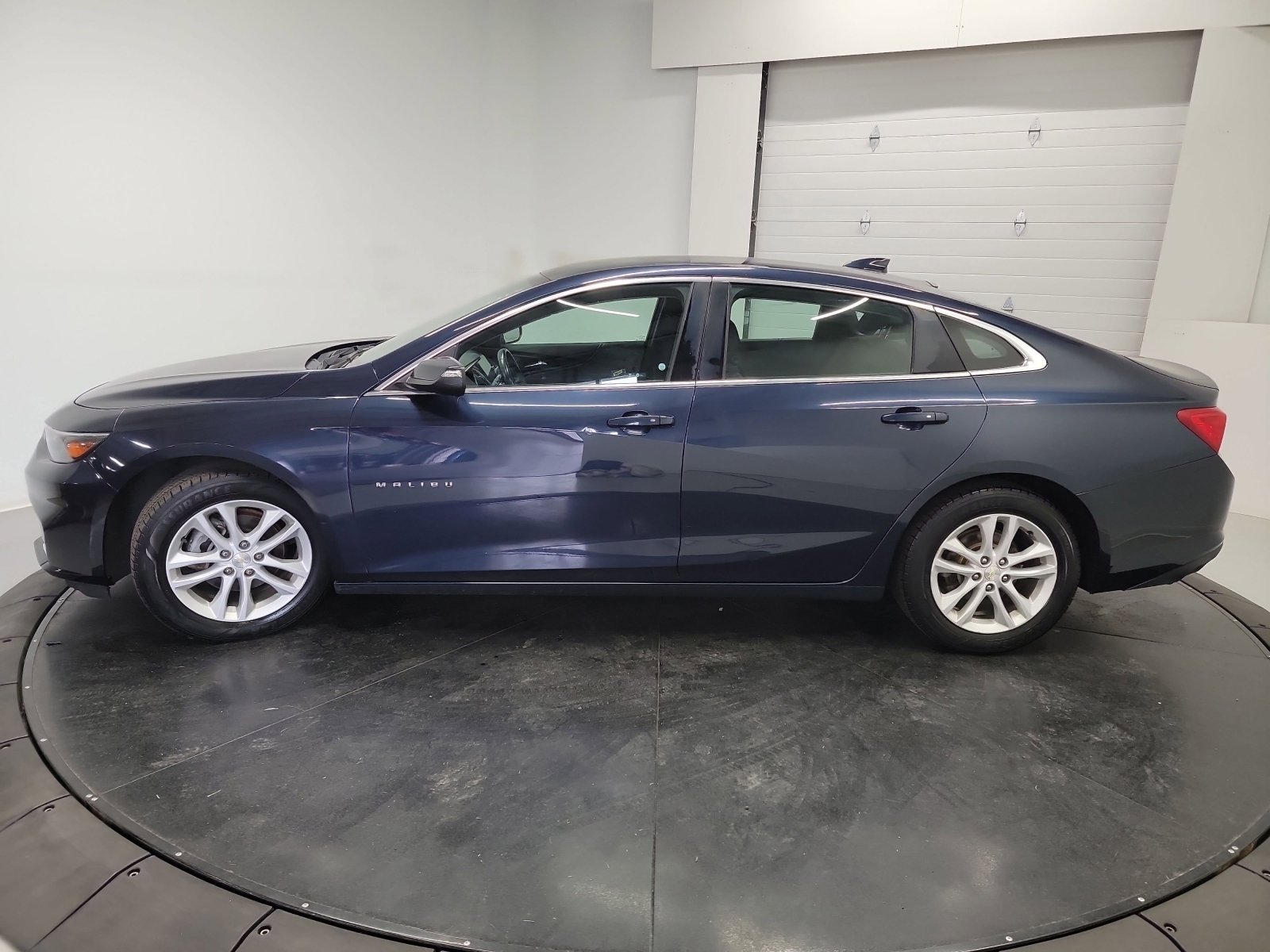 Used 2017 Chevrolet Malibu LT w/ Leather Package FWD image 4
