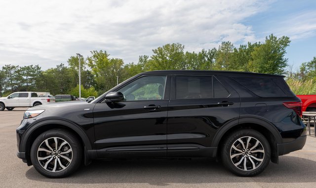 Used 2022 Ford Explorer ST-Line w/ Class IV Trailer Tow Package AWD/4WD image 9