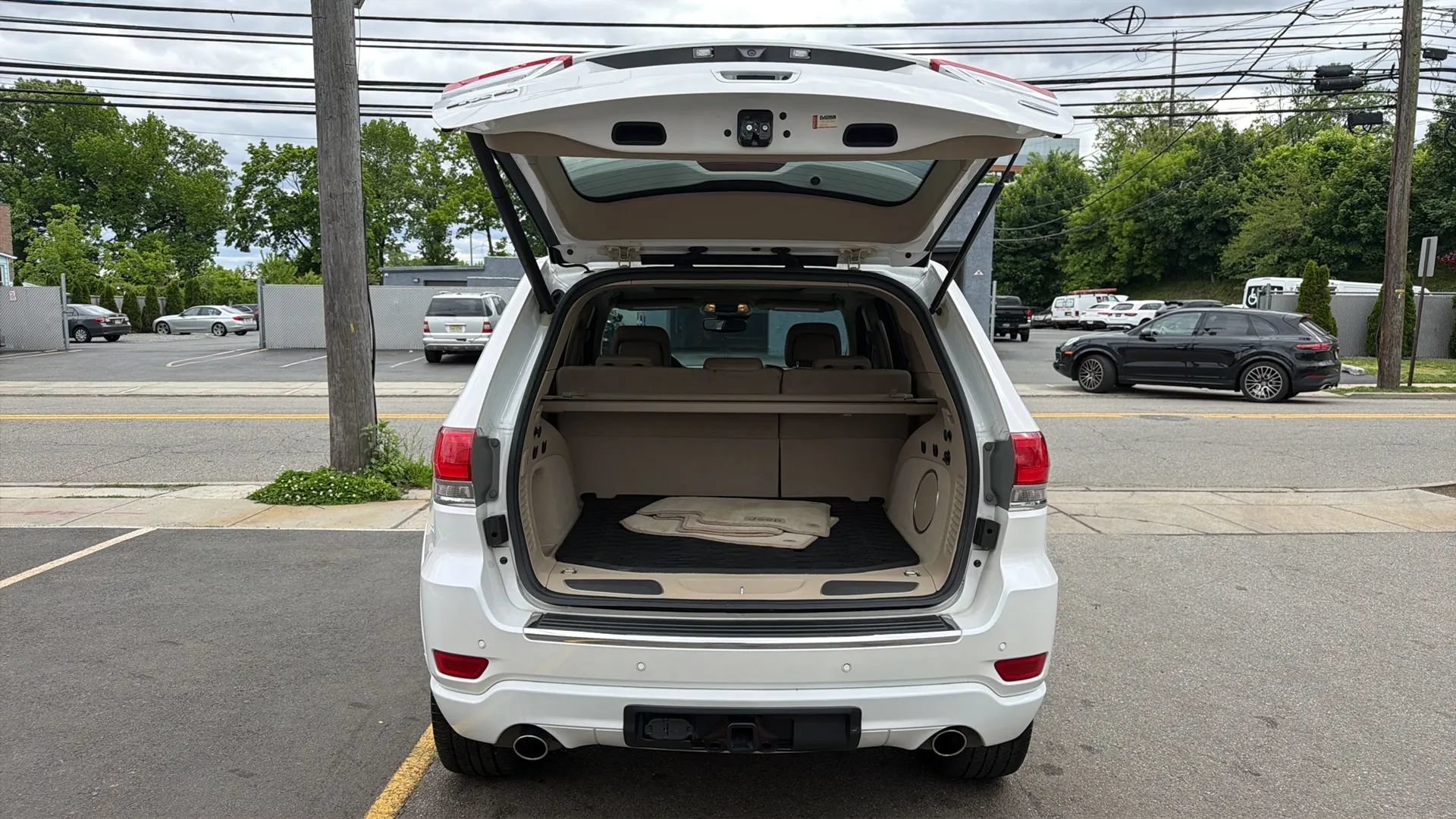 Used 2017 Jeep Grand Cherokee Overland w/ Jeep Active Safety Group AWD/4WD image 26