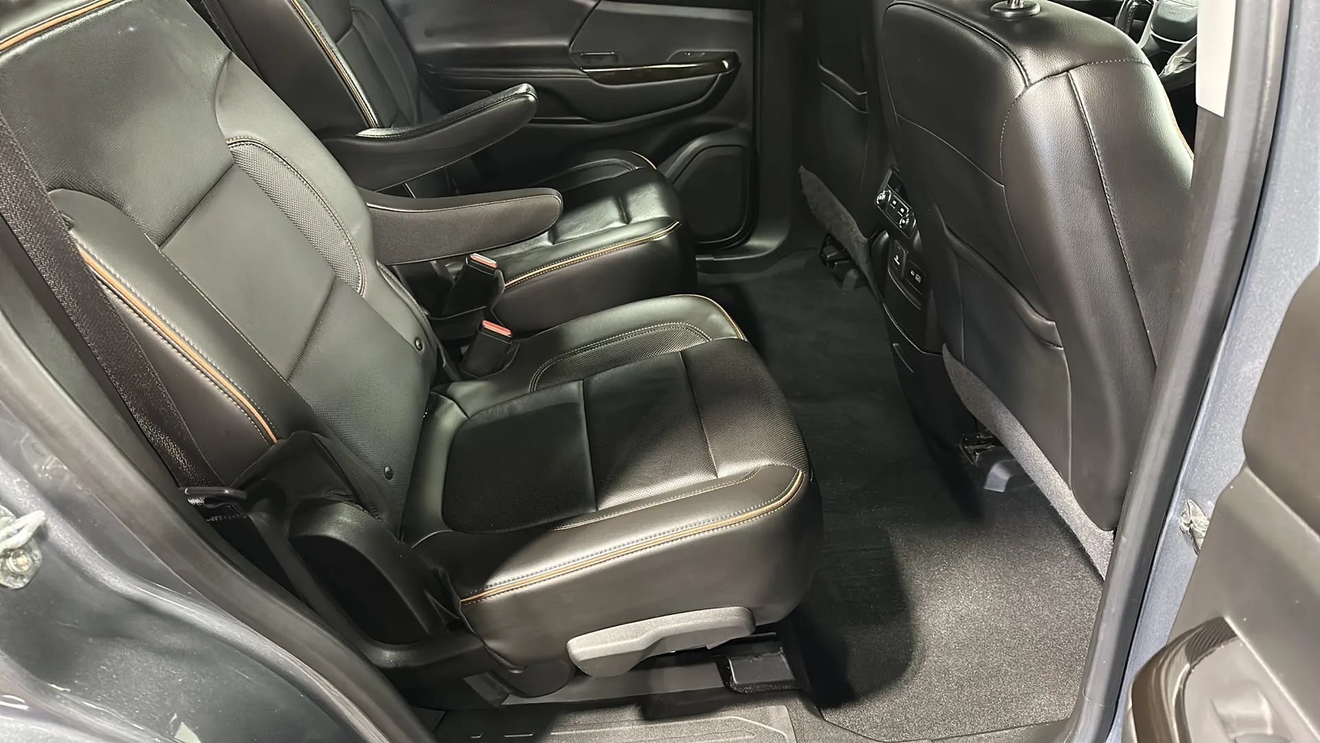 Used 2021 GMC Acadia AT4 w/ LPO, 'HIT The Road' Package AWD/4WD image 17