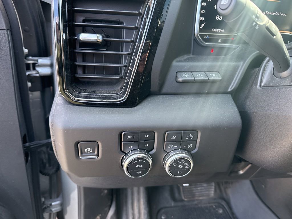 Used 2025 GMC Sierra 2500 AT4X image 17