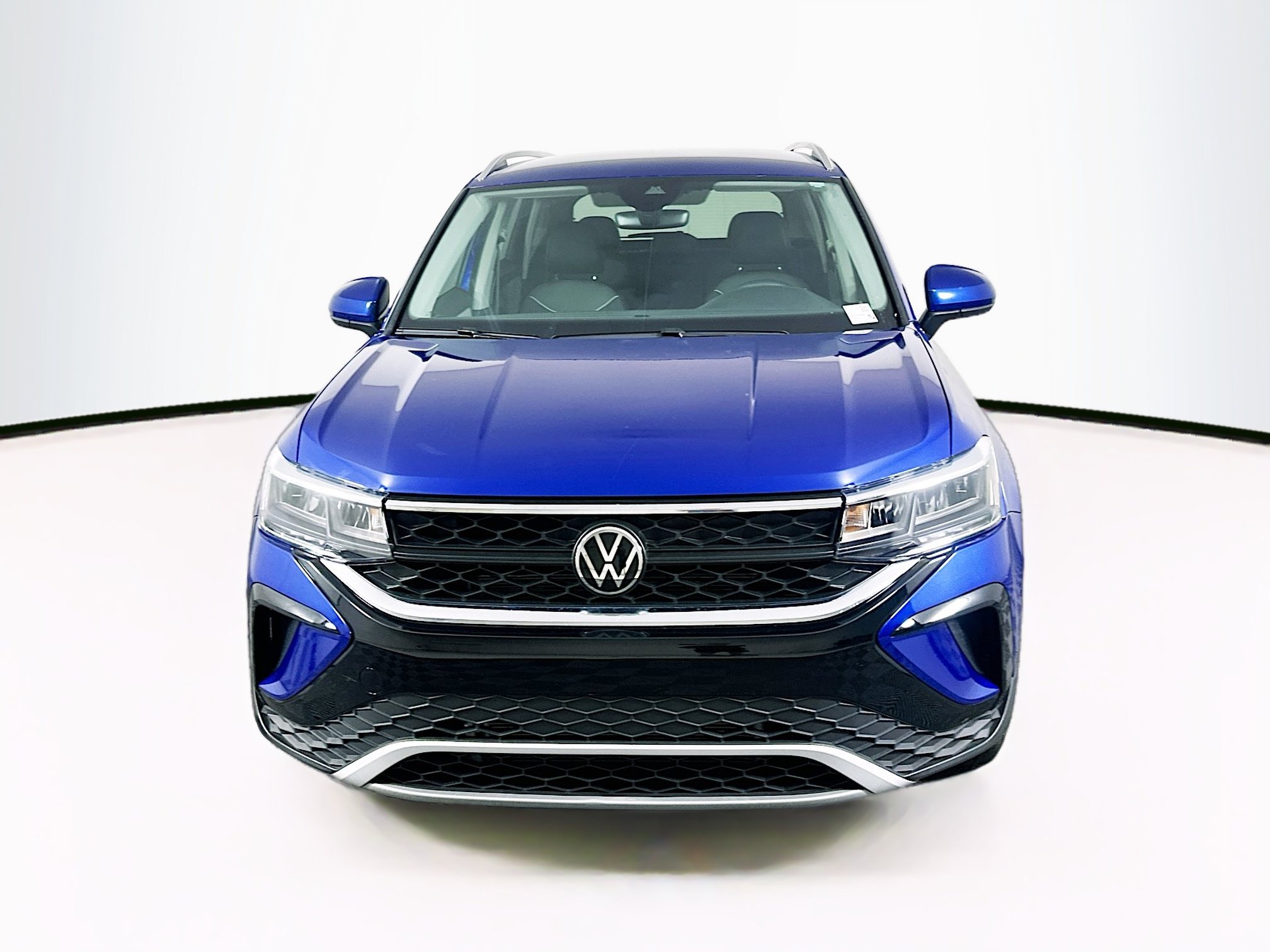 Used 2023 Volkswagen Taos SE FWD image 2