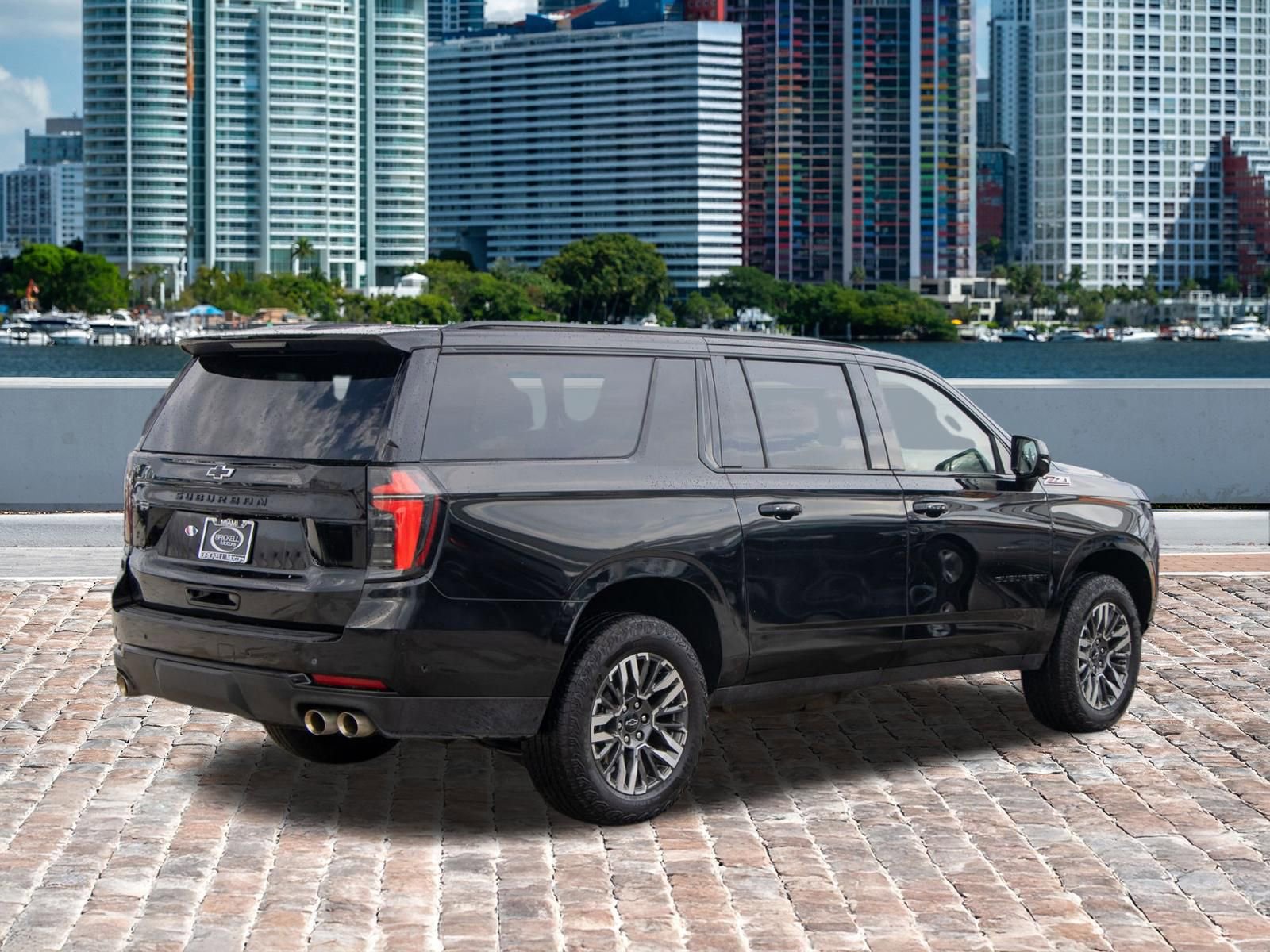 Used 2025 Chevrolet Suburban Z71 image 5