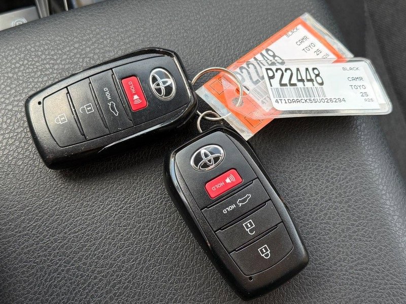 Used 2025 Toyota Camry LE image 30