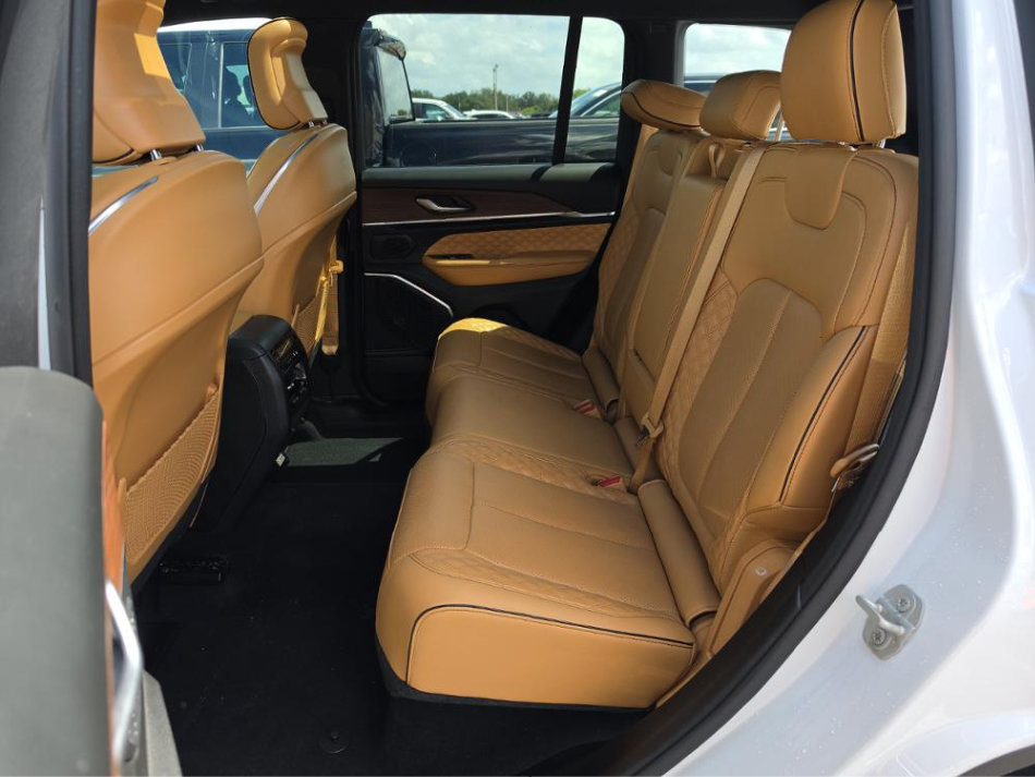Used 2024 Jeep Grand Cherokee Summit AWD/4WD image 19