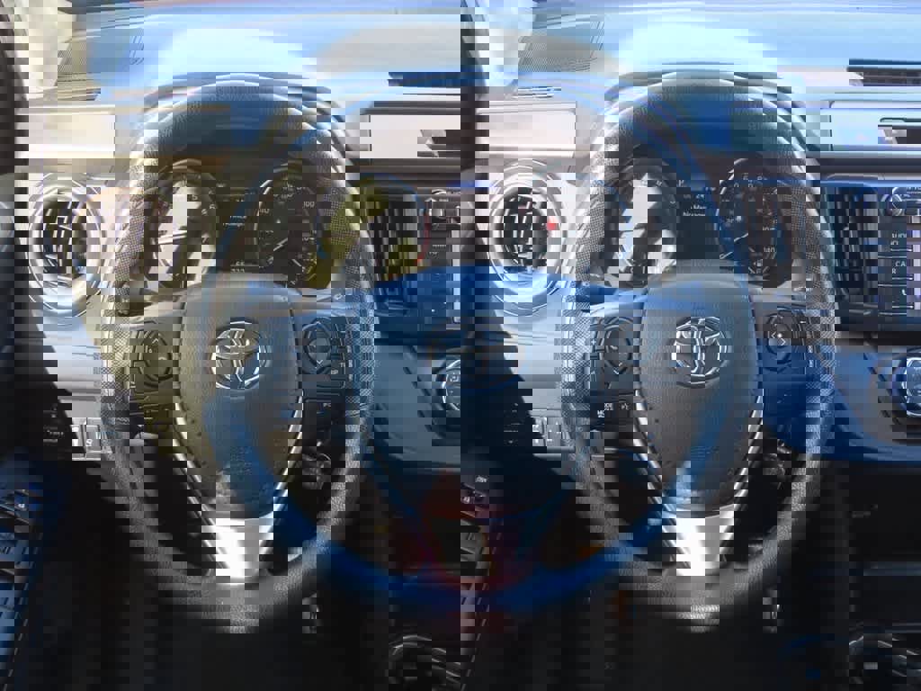 Used 2018 Toyota RAV4 LE image 19