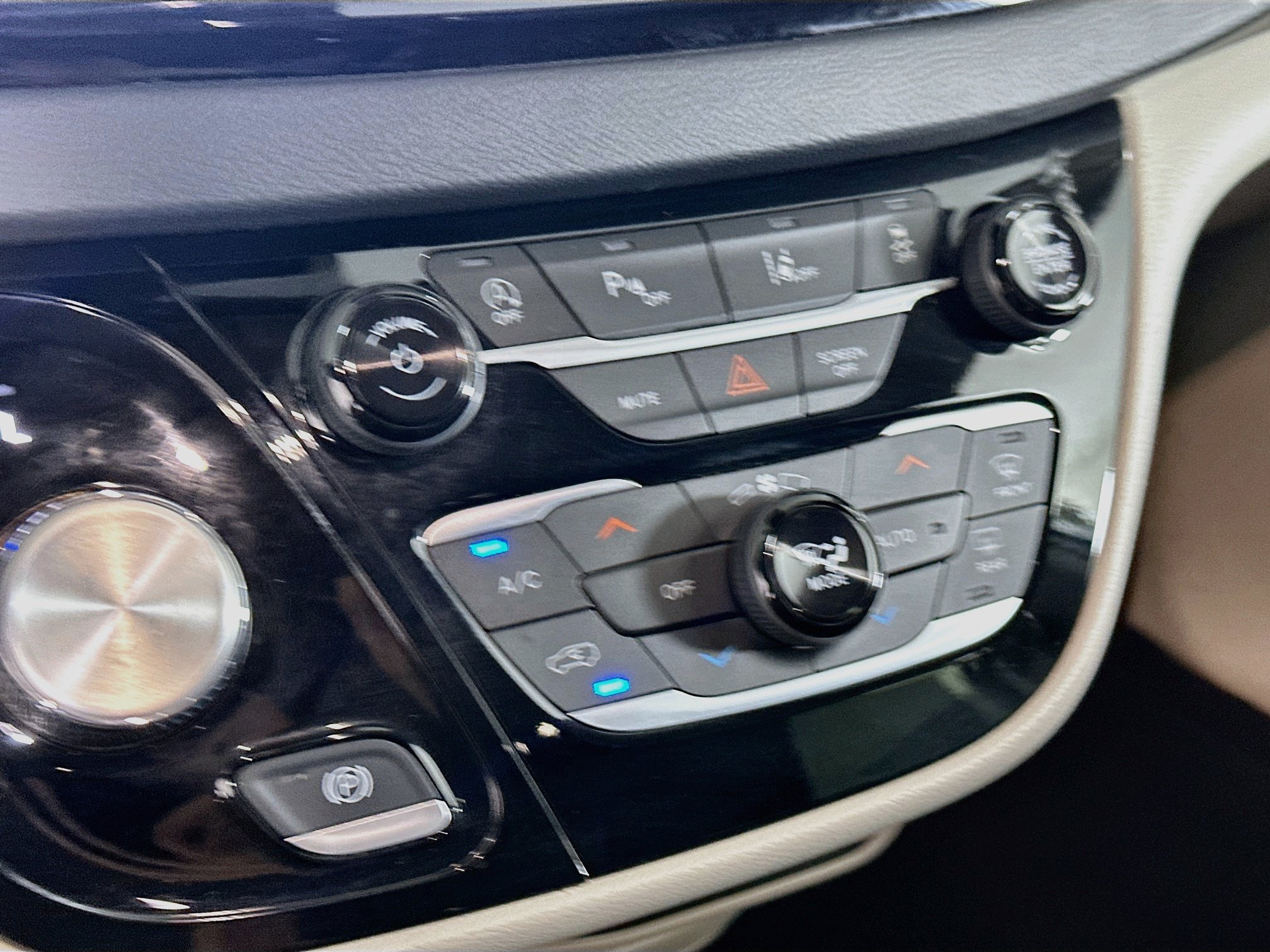 Used 2024 Chrysler Pacifica Touring-L FWD image 23