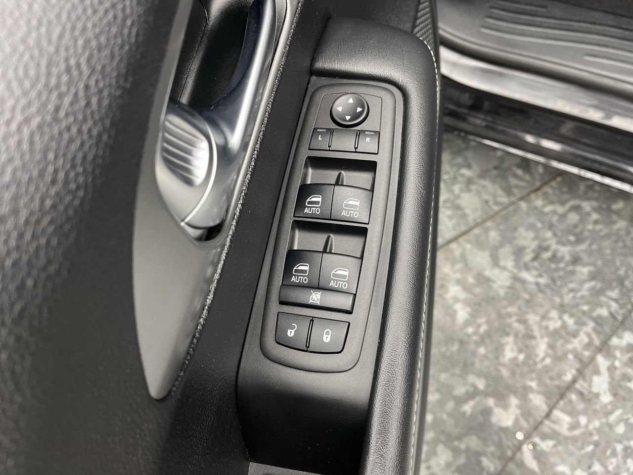 Used 2025 Chrysler Pacifica Select FWD image 8