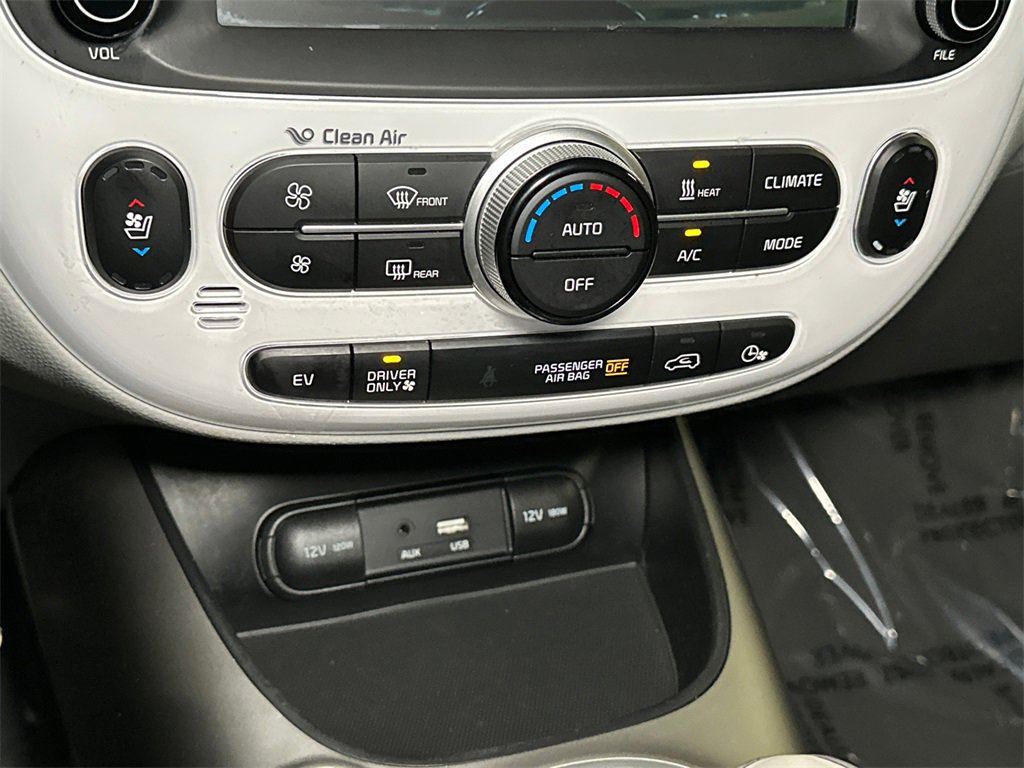 Used 2018 Kia Soul EV + w/ Sun & Fun Package image 28