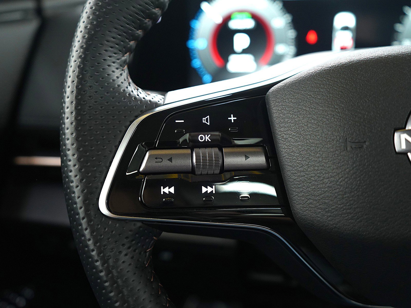 Used 2023 Nissan Ariya AWD image 30