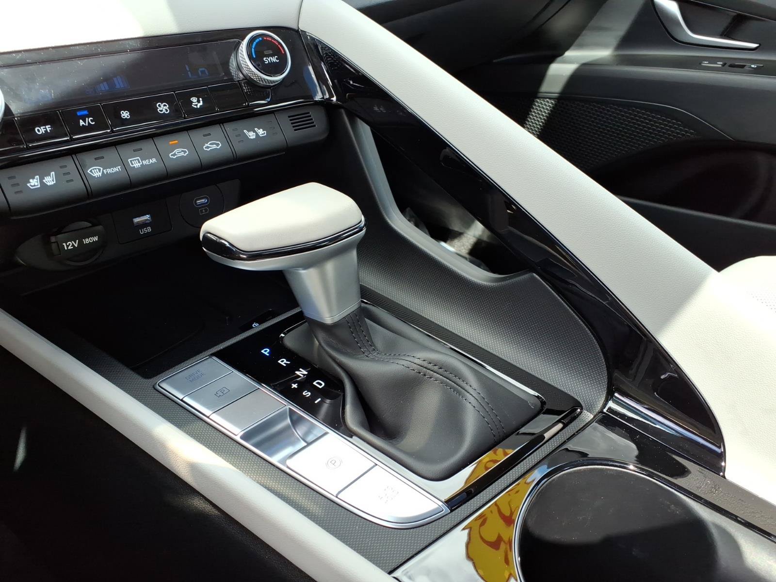 New 2025 Hyundai Elantra Limited FWD image 18