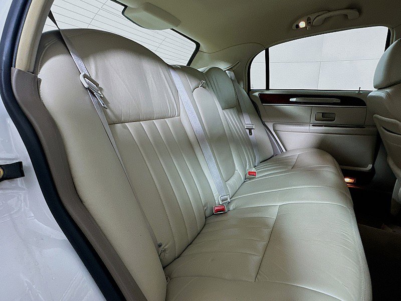 Used 2004 Lincoln Town Car Signature RWD image 23
