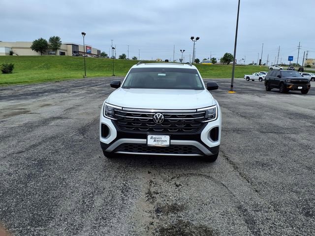 Used 2025 Volkswagen Atlas Peak Edition SE AWD/4WD image 2