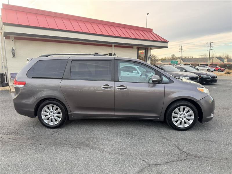 Used 2013 Toyota Sienna Limited w/ Premium Pkg FWD image 4
