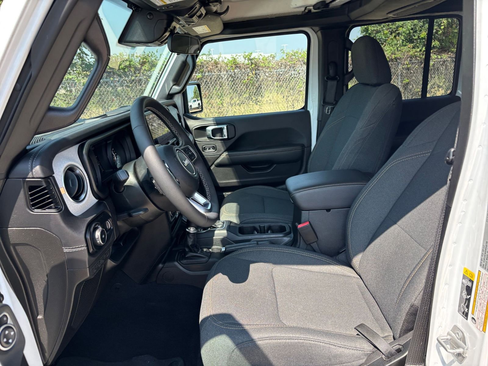 Used 2025 Jeep Wrangler Sahara image 24