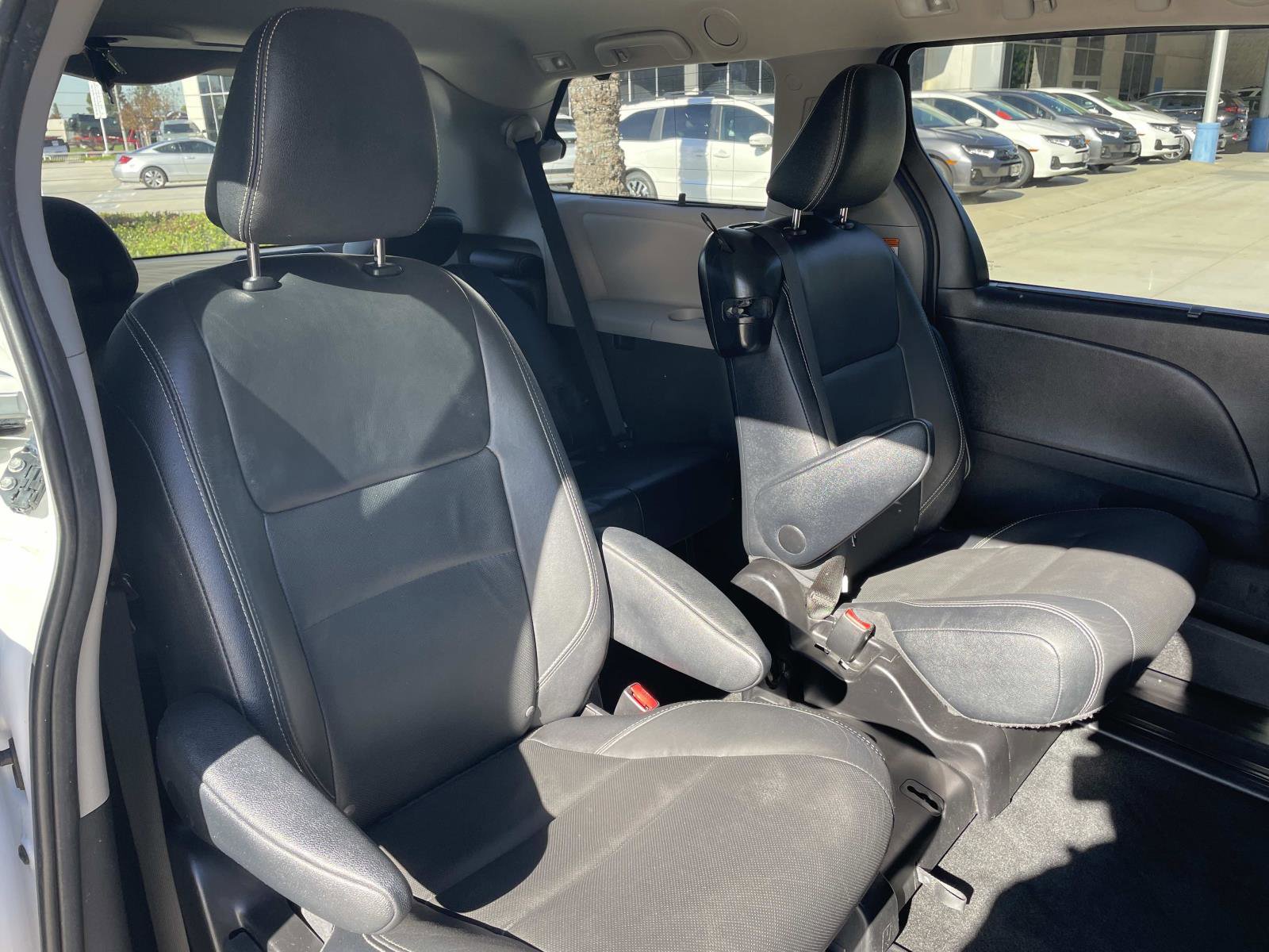 Used 2015 Toyota Sienna SE image 21