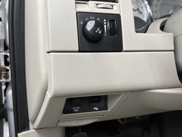 Used 2008 Chrysler Aspen Limited image 16