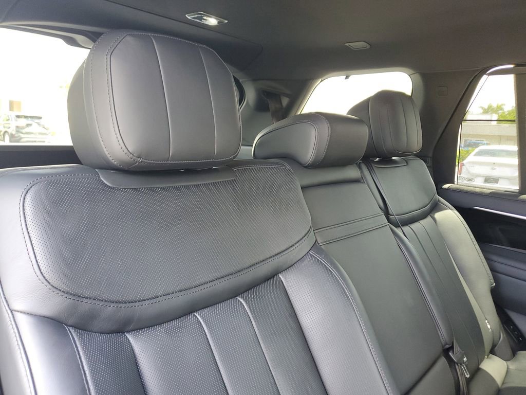 Used 2023 Land Rover Range Rover Long Wheelbase SE image 27