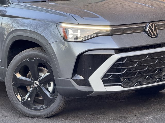 New 2025 Volkswagen Taos SEL image 3