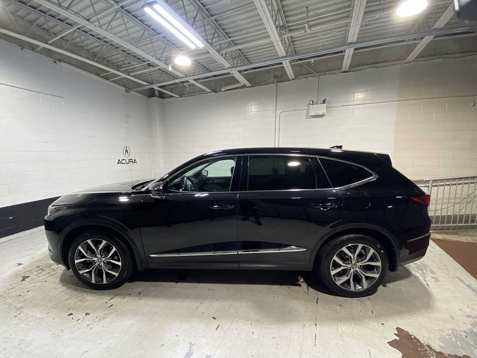 Used 2024 Acura MDX SH-AWD w/ Technology Package image 3