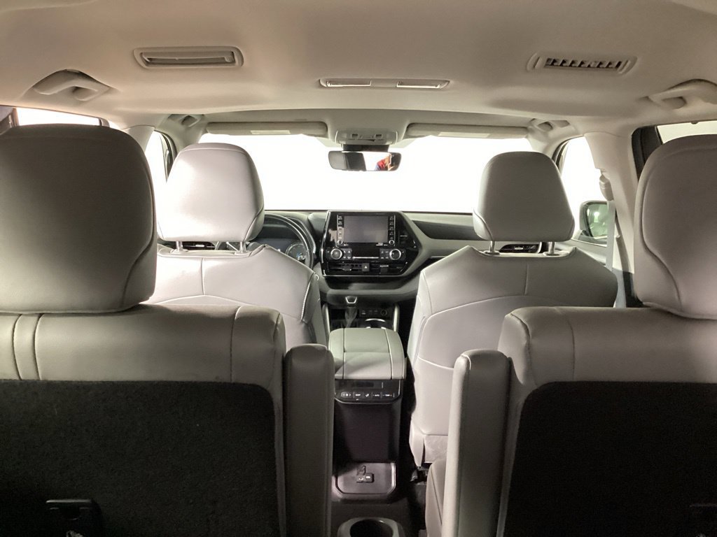 Used 2022 Toyota Highlander XLE AWD/4WD image 23